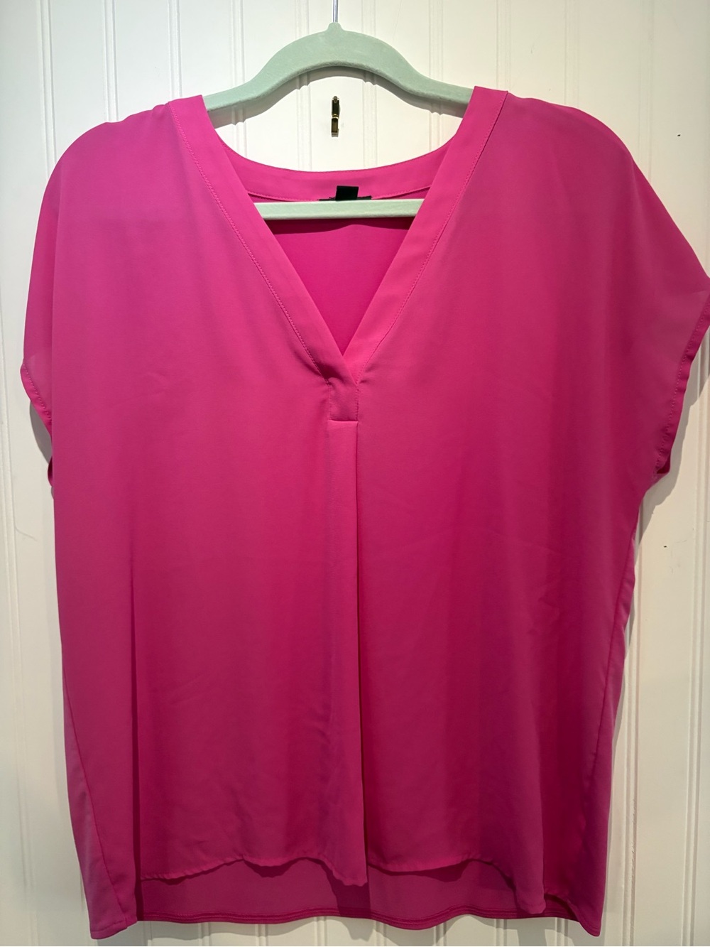 ANN TAYLOR M Fuchsia V-Neck Blouse NWOT